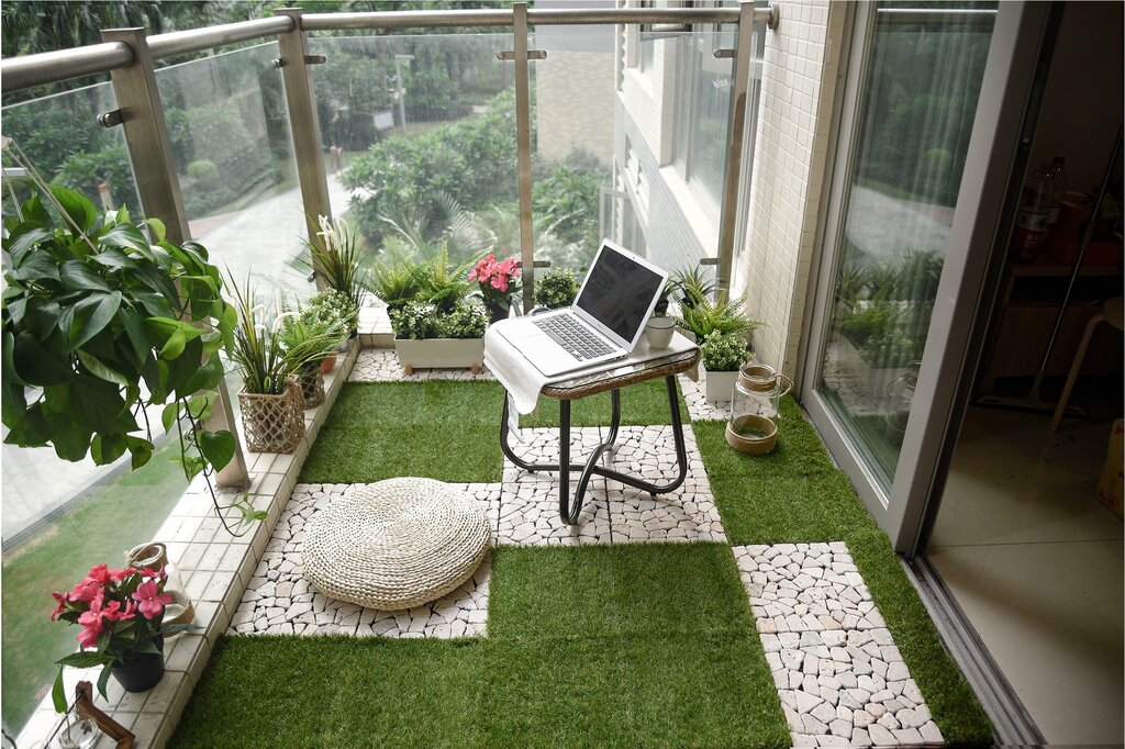 Artificial grass on the balcony