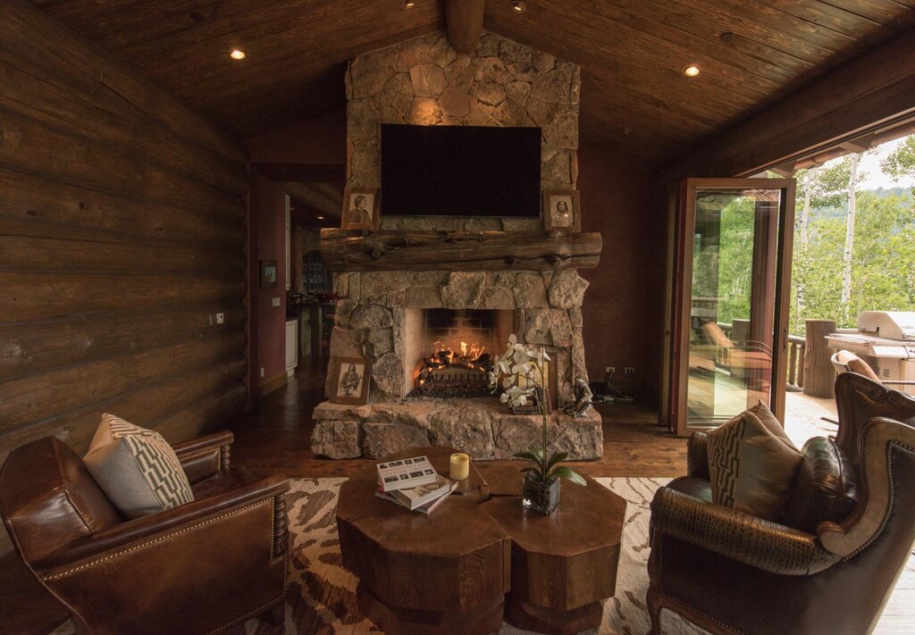 A fireplace in a log cabin 15 фото