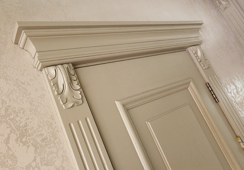 Capital for interior doors