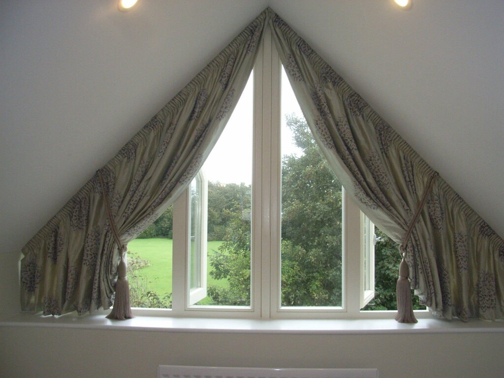 Cornice for a triangular window