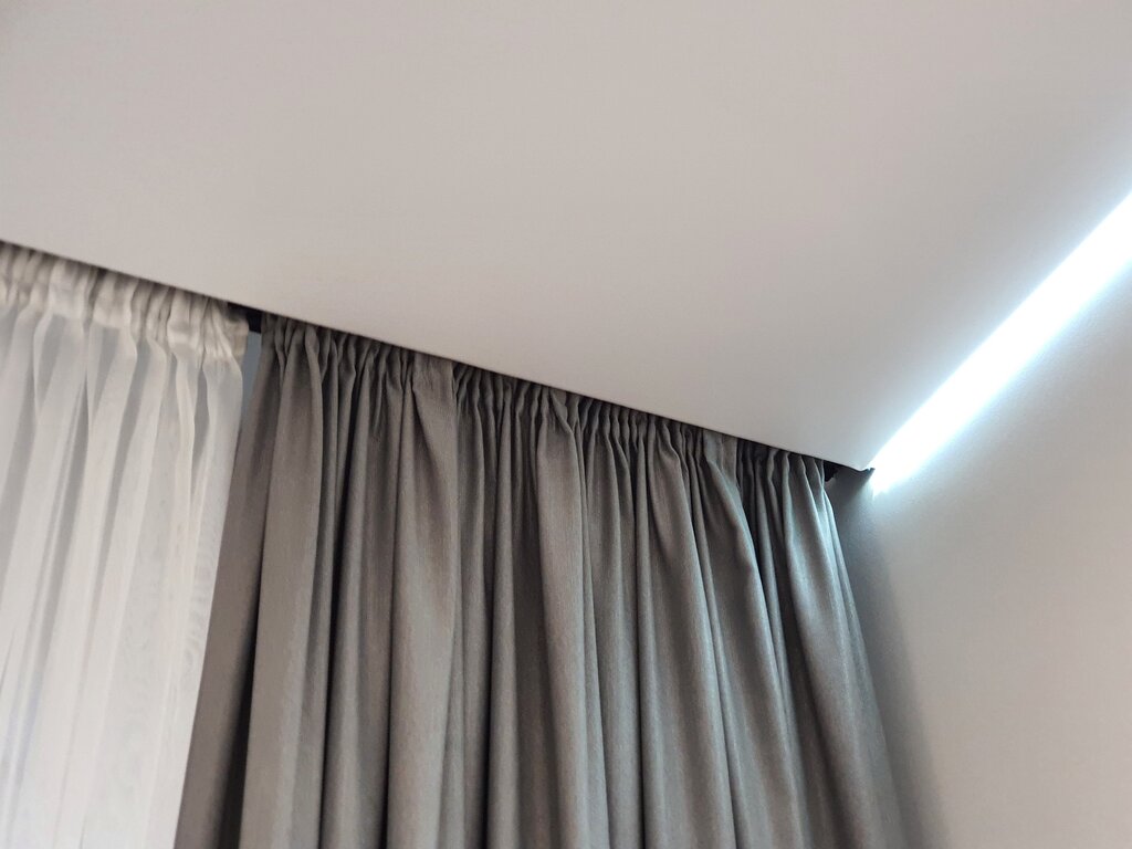 Cornice with lighting in the interior