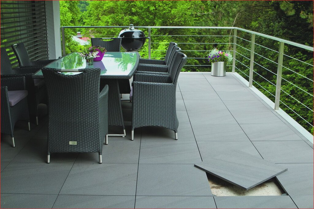 Porcelain stoneware for an open balcony