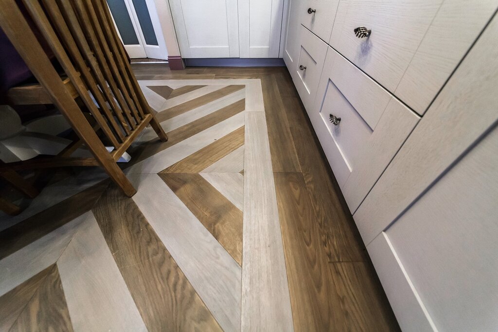 Porcelain stoneware and laminate in the hallway