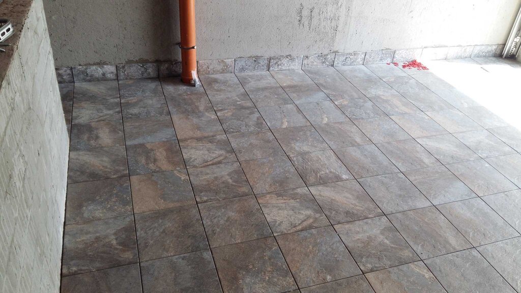 Porcelain stoneware for the garage floor