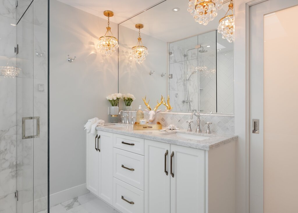 A crystal chandelier in the bathroom