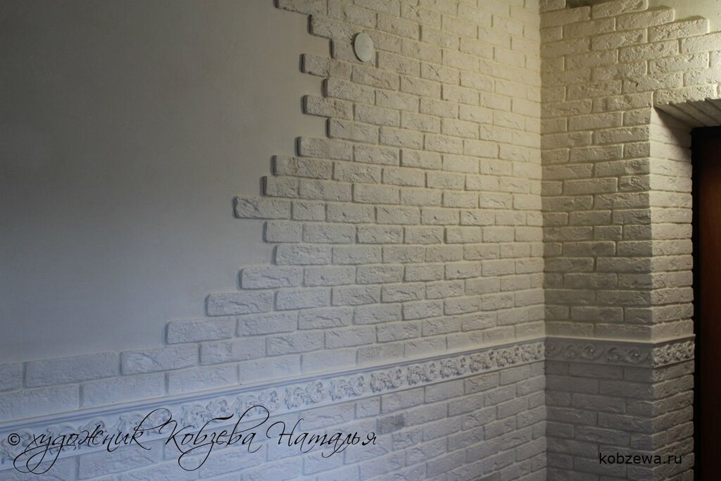 Bricks on the plaster wall