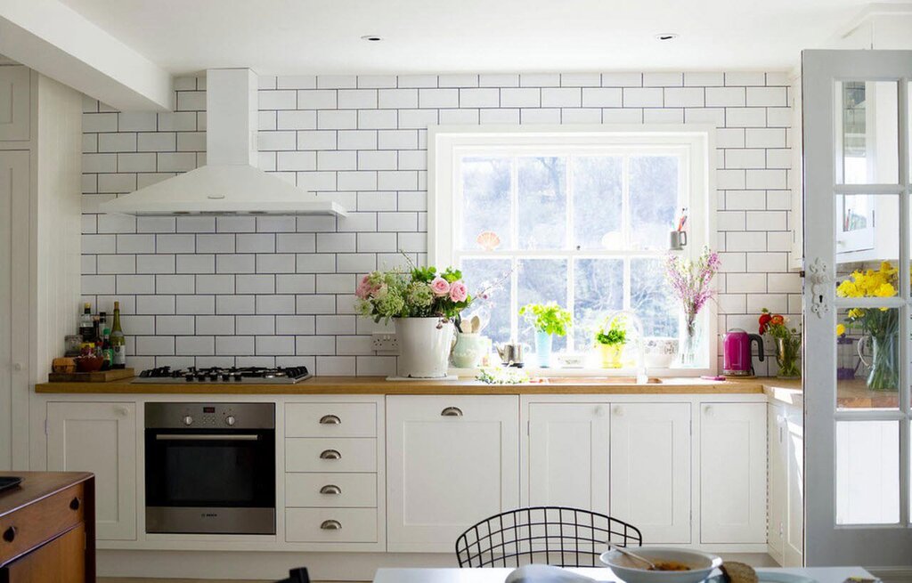 Brick backsplash in the kitchen