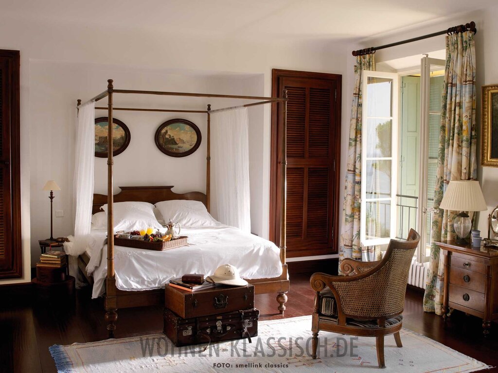 Colonial style in bedroom interior