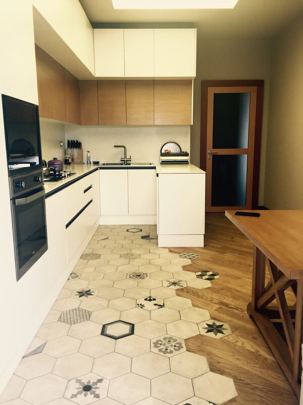 Combination of tile and laminate in the kitchen