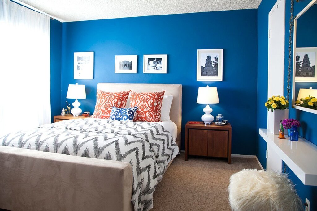 A room with blue walls