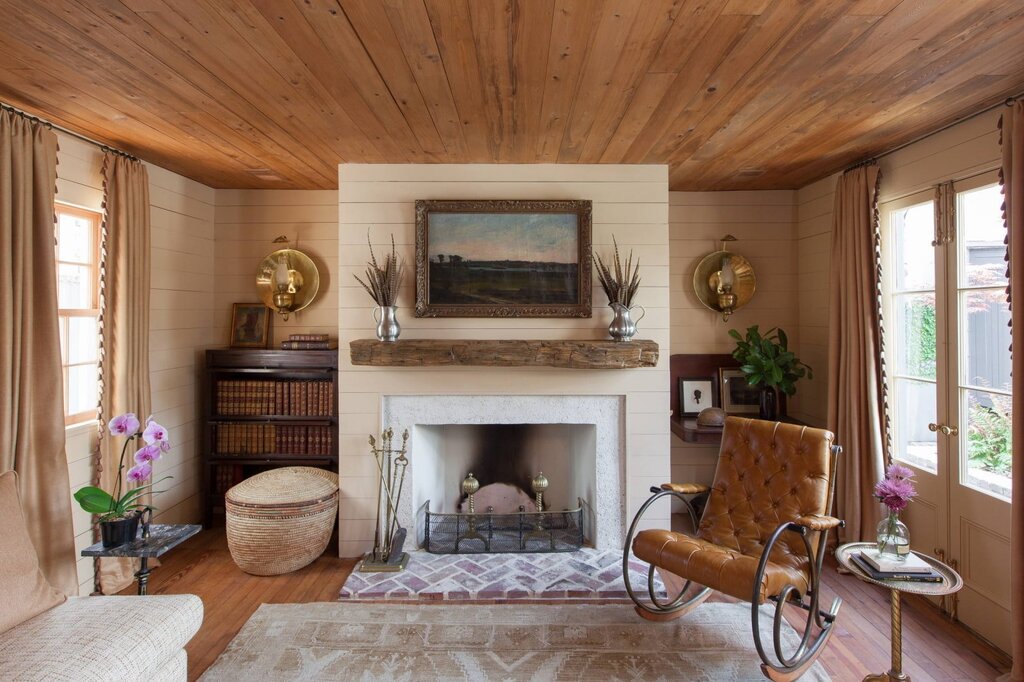 A room with a fireplace at the dacha