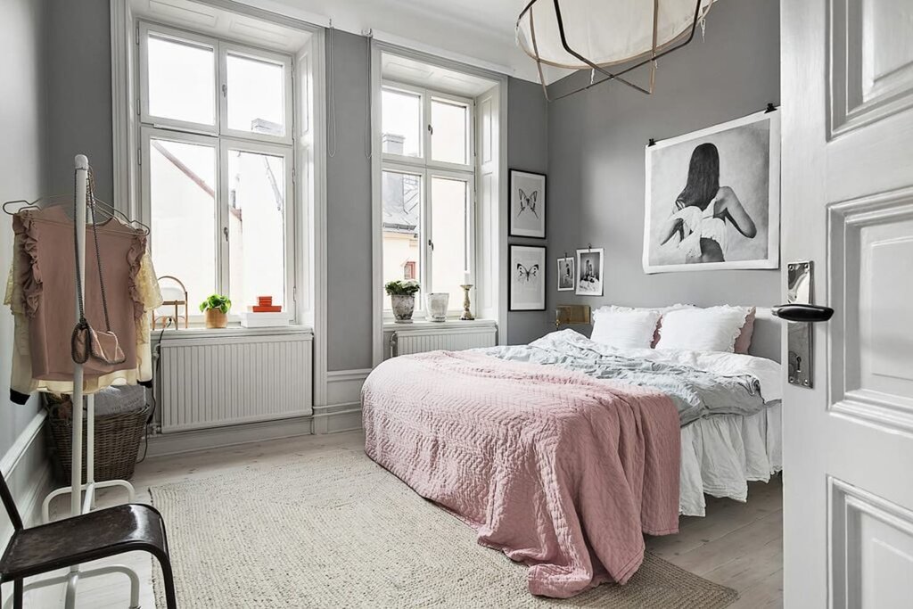 A room in gray and white tones