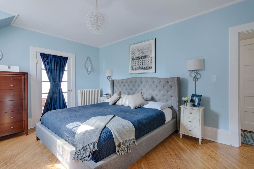 A room in blue tones