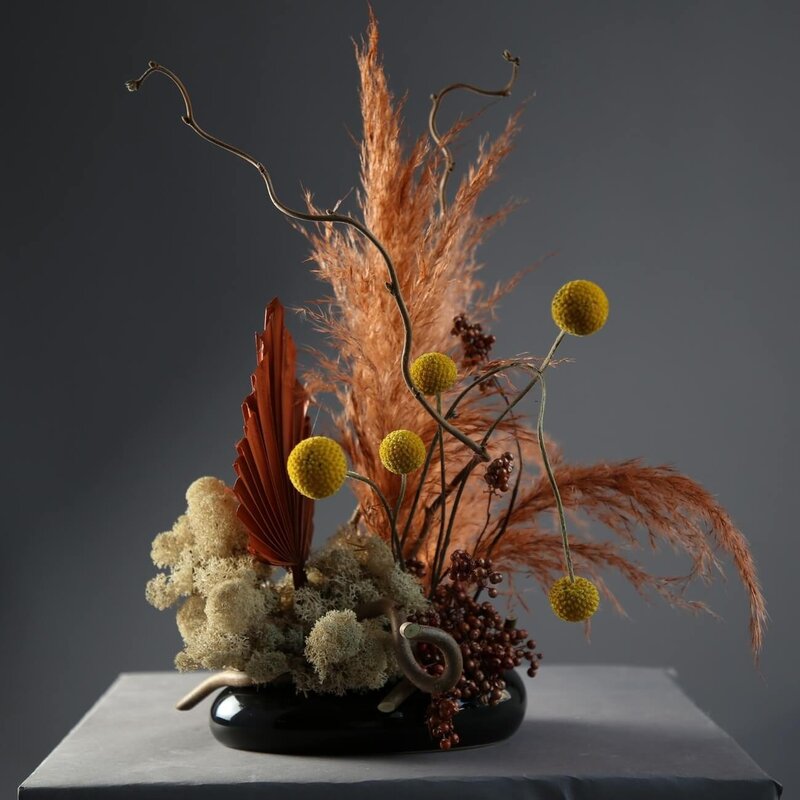 Compositions of dried flowers for interior decoration