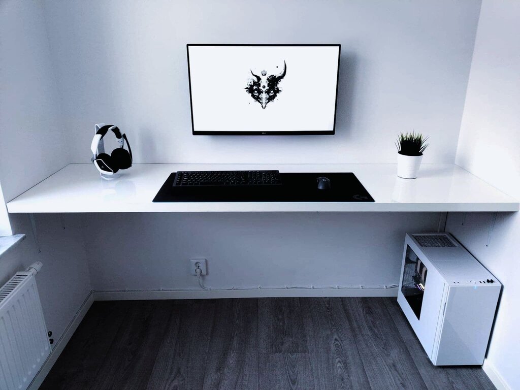 Minimalist computer desk