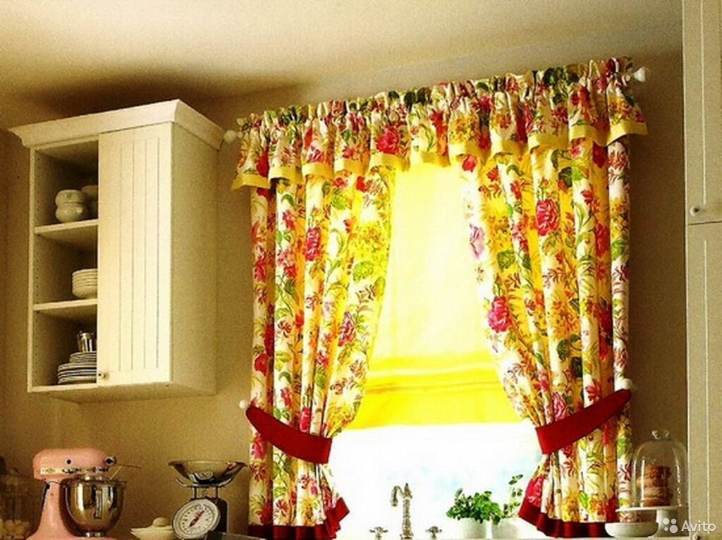 Short curtains for windows