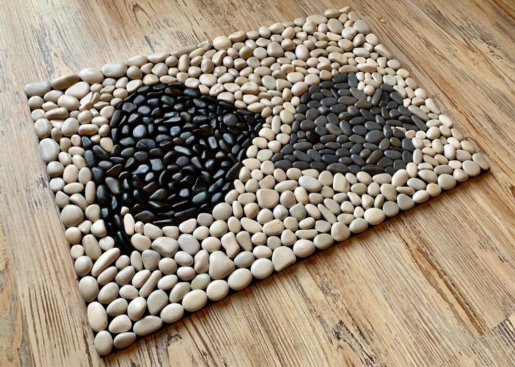 Bath mat made of stones