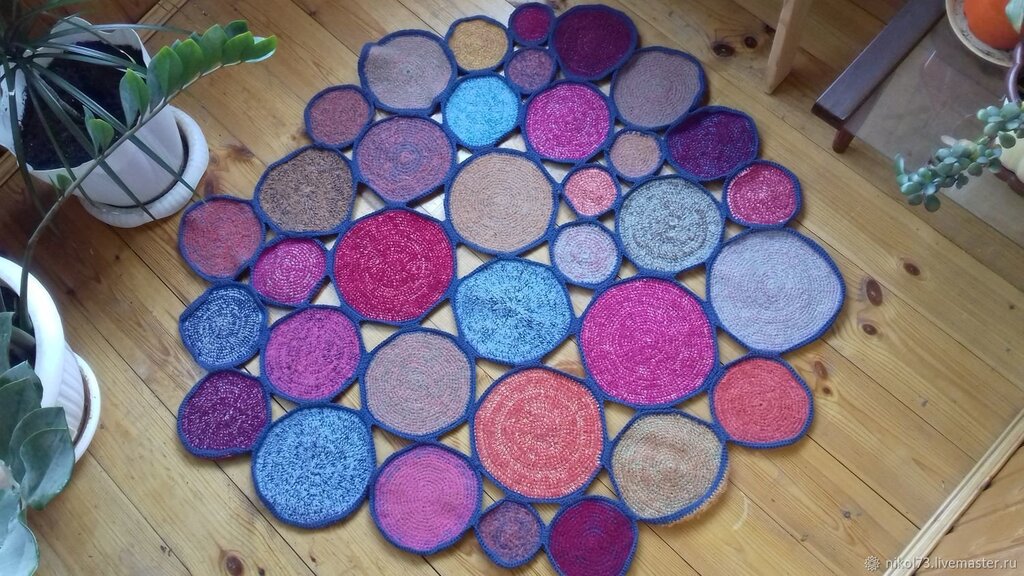 A mat made of circles