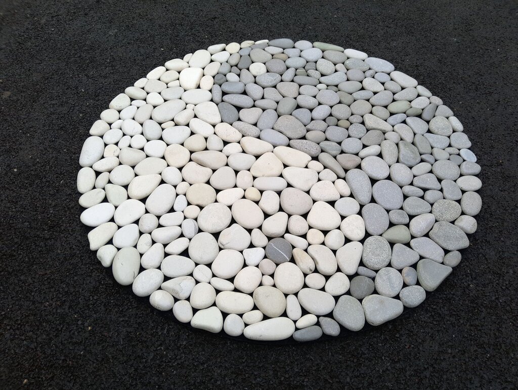 Mat with stones