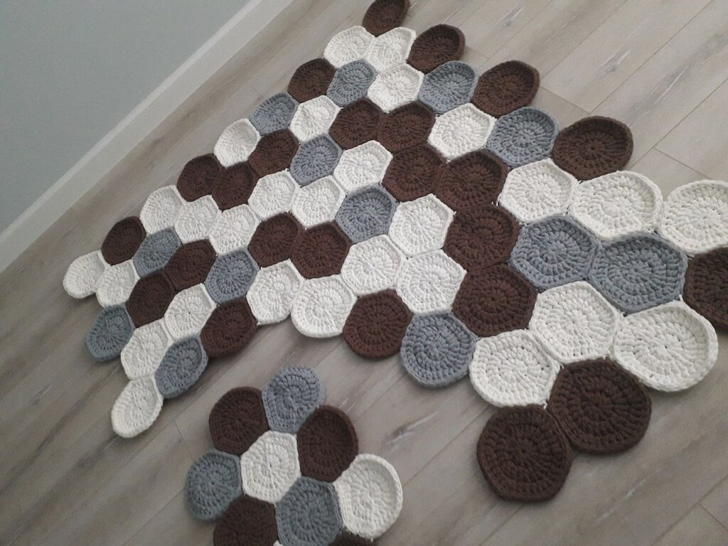 A hallway rug made of hexagons