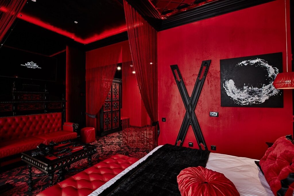 The red room with mirrors