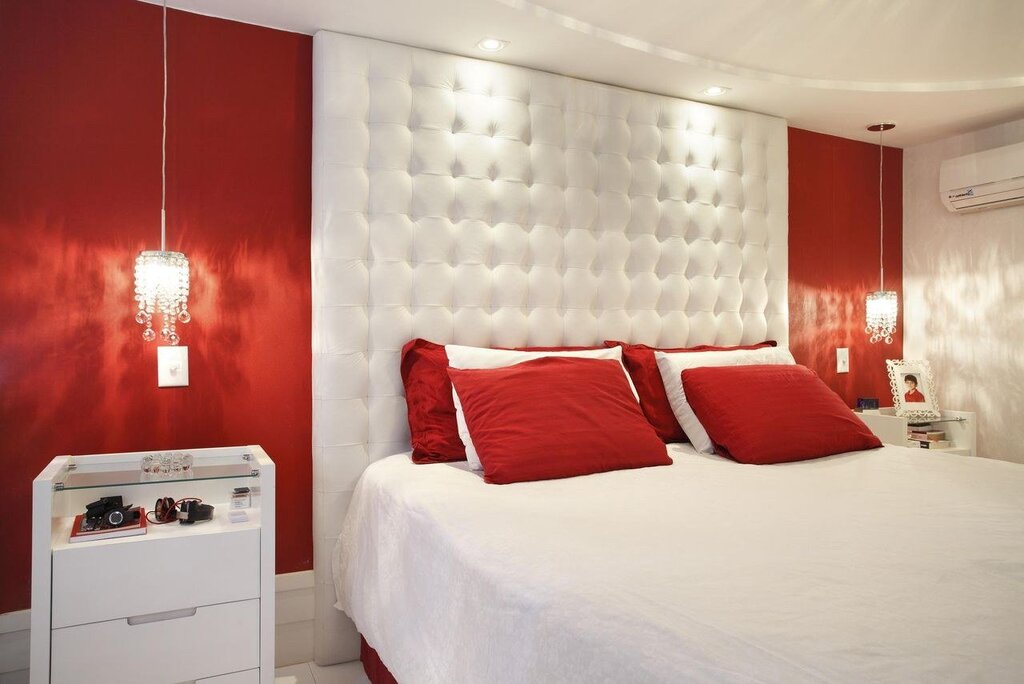 Red wallpaper in the bedroom