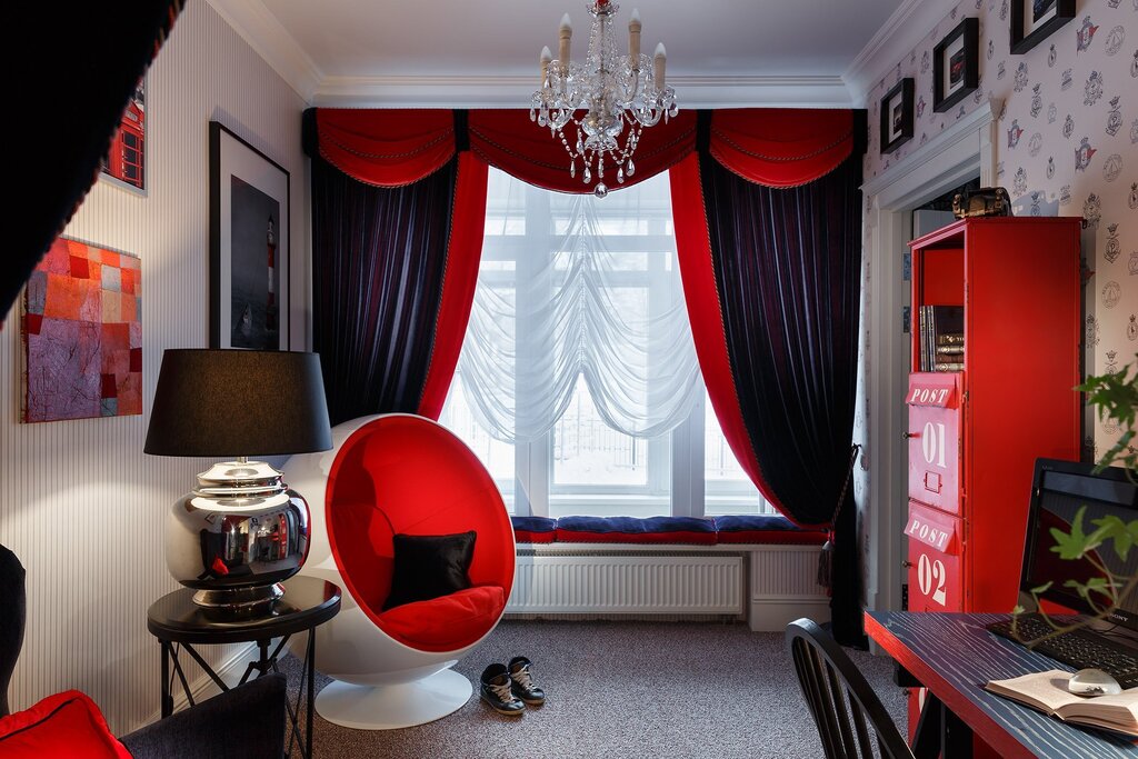 Red curtains in the interior