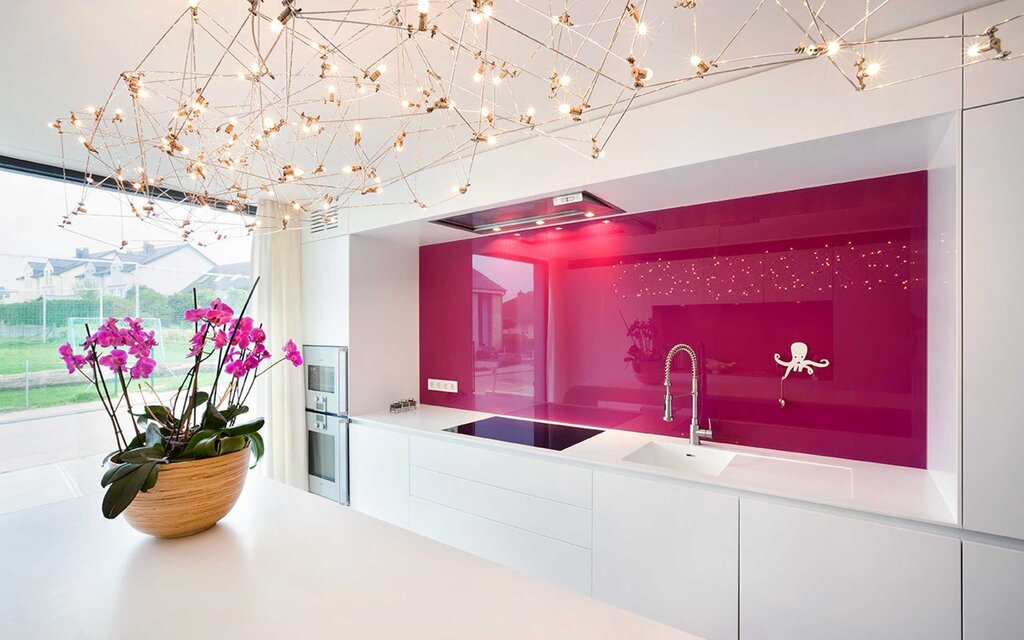 Red ceiling in the kitchen