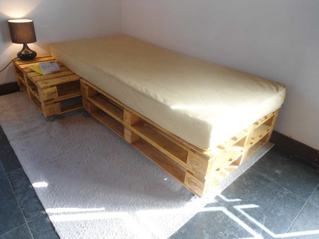 Single bed made from pallets