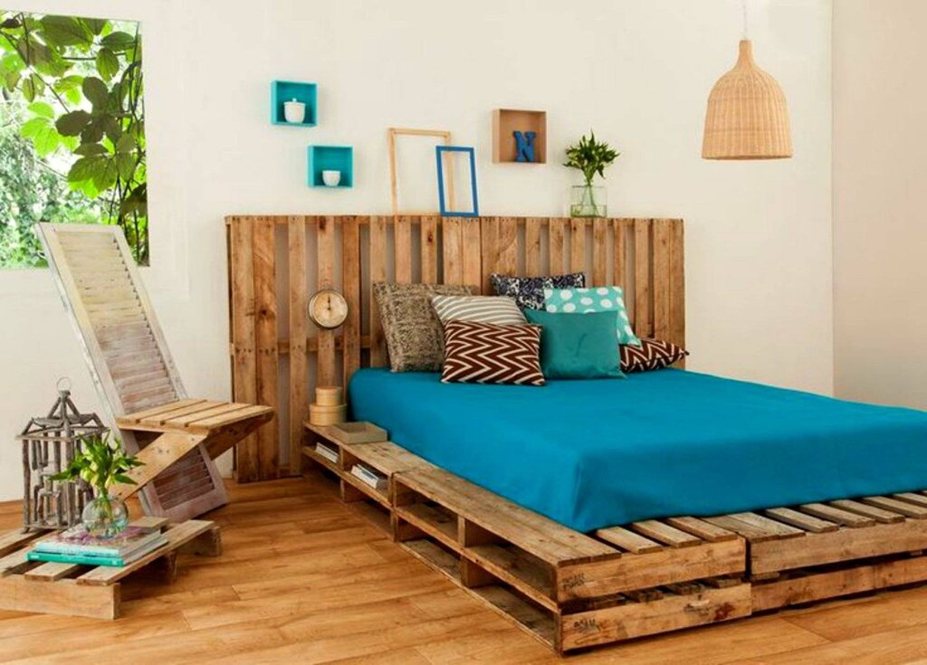 A bed on wooden pallets