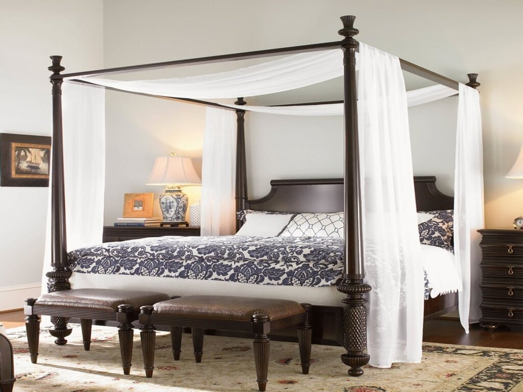 Canopy bed