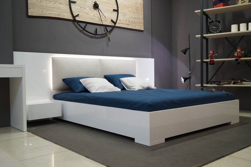 Bed with hanging nightstands in the headboard