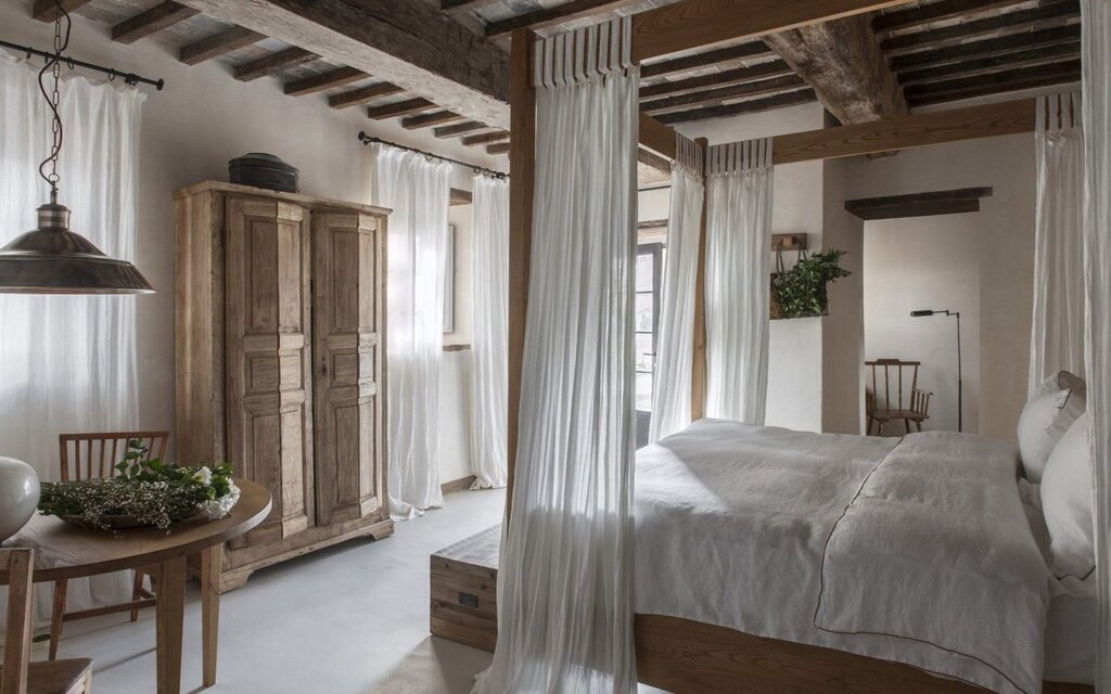 Tuscan bed