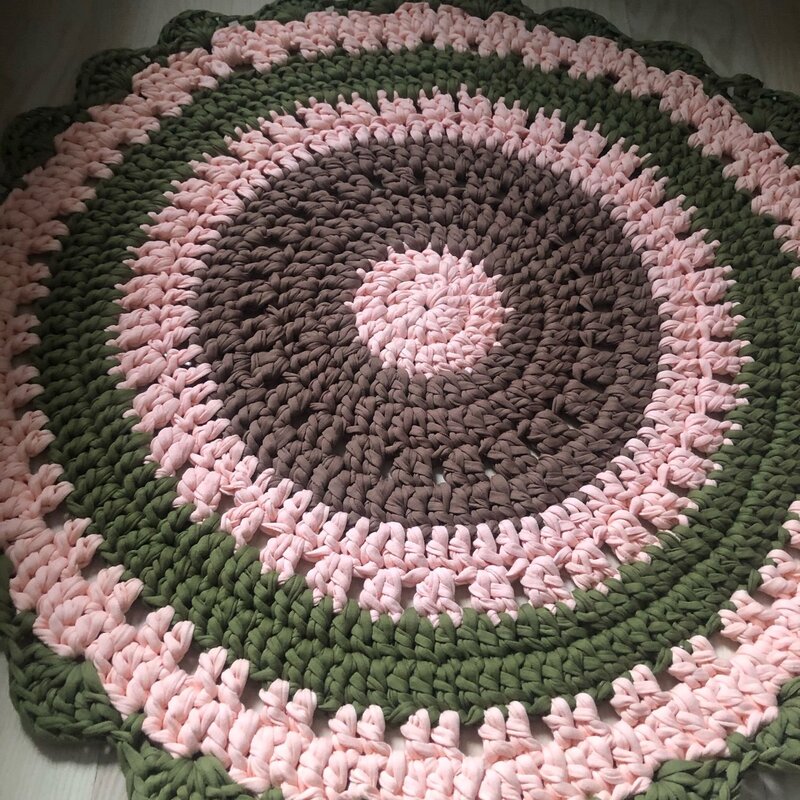 Round rug made of knitted yarn