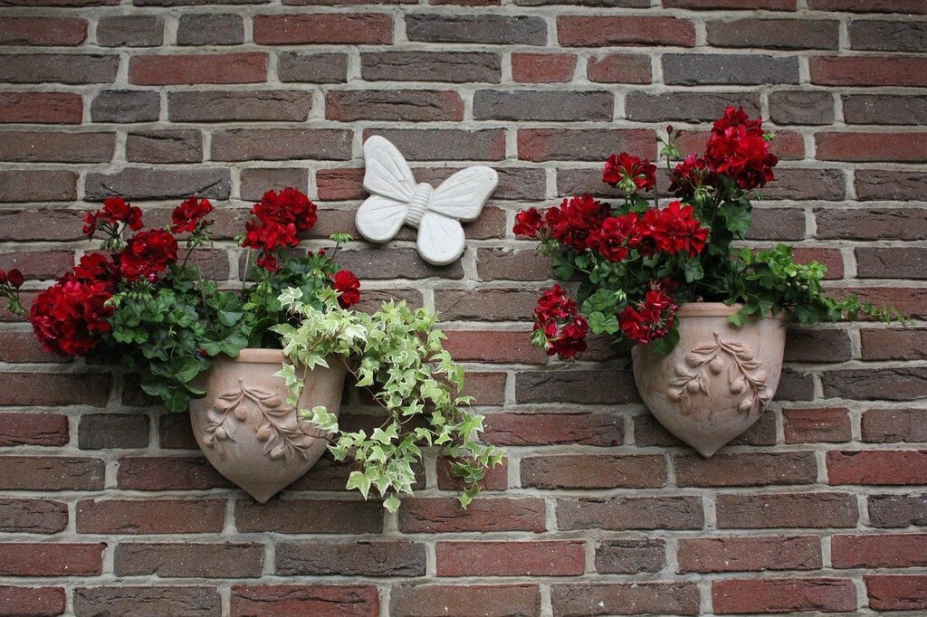 Round wall planter