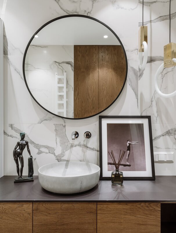 Round mirror for the bathroom