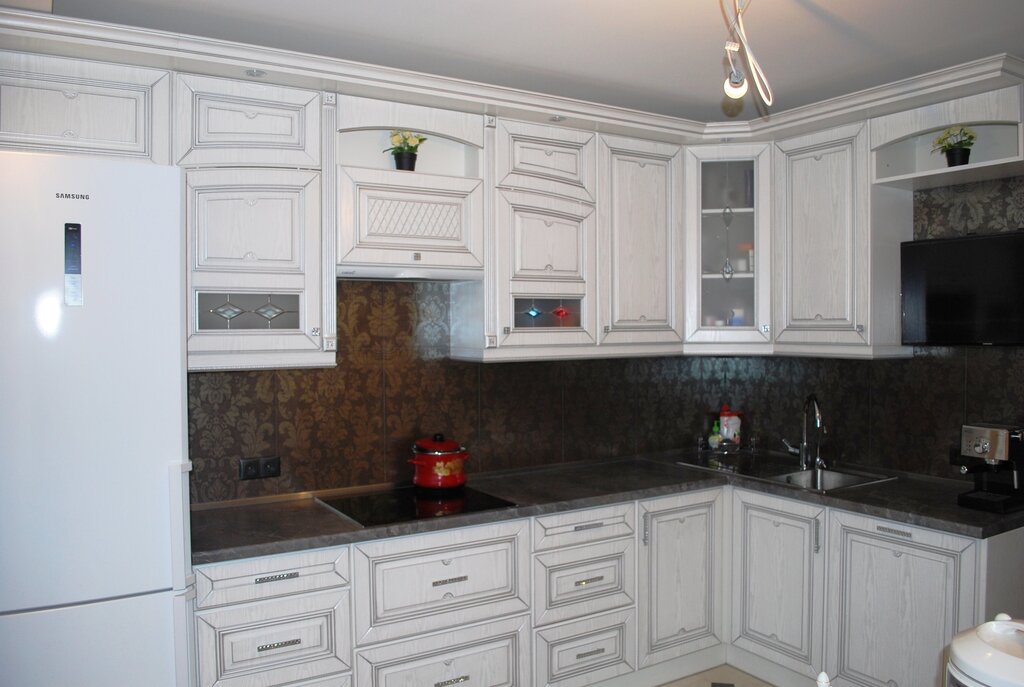 The kitchen is white with patina