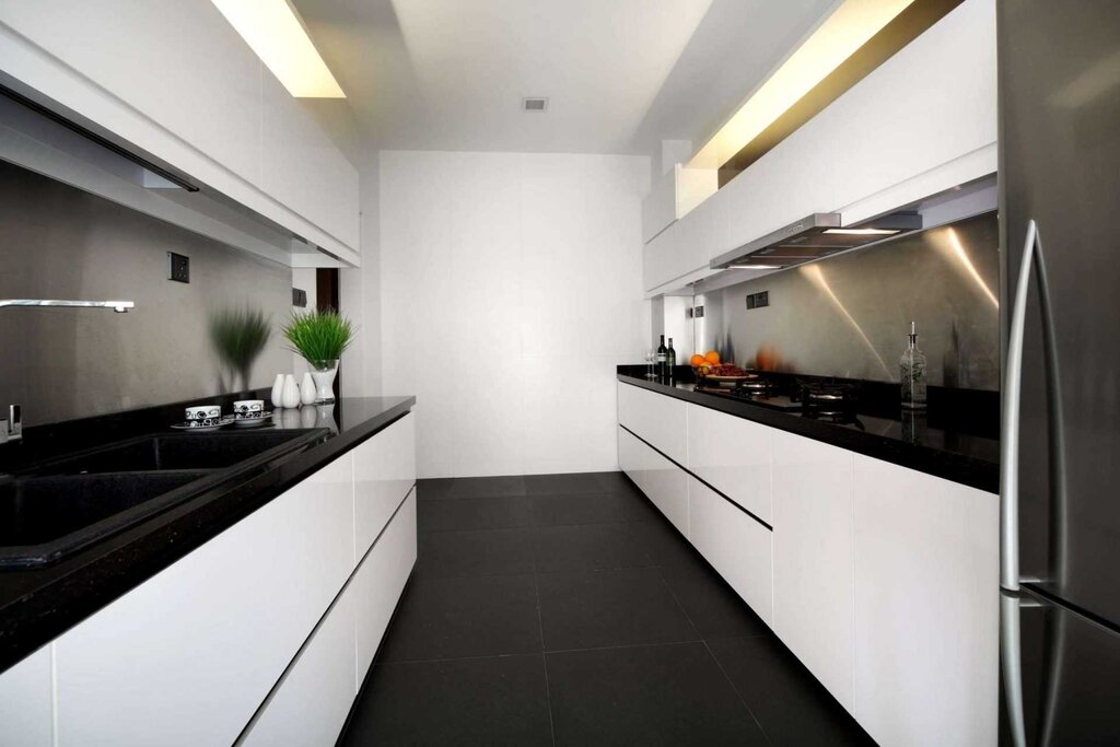 White glossy kitchen with a black countertop 25 фото