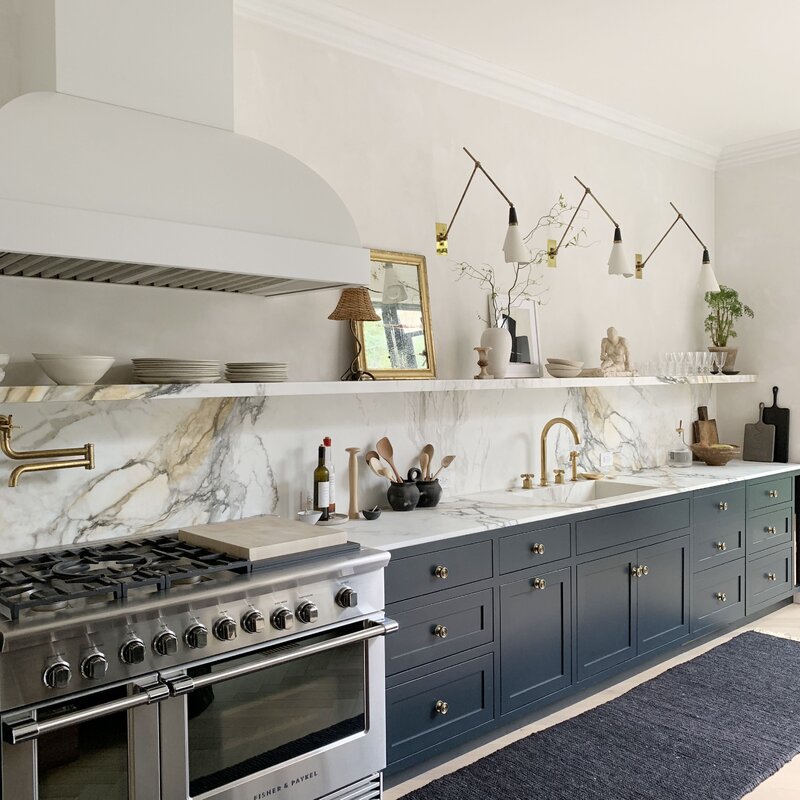 A kitchen without a backsplash