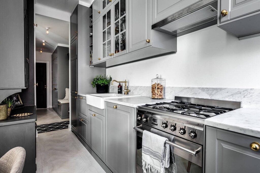 Kitchen with black fronts