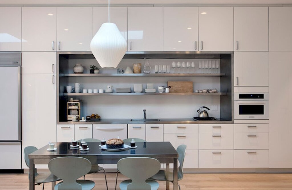 Kitchen with small upper cabinets