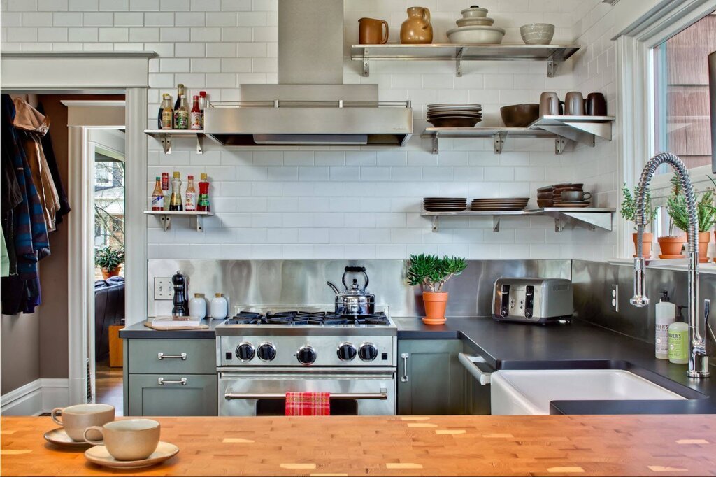 Kitchen with open upper shelves