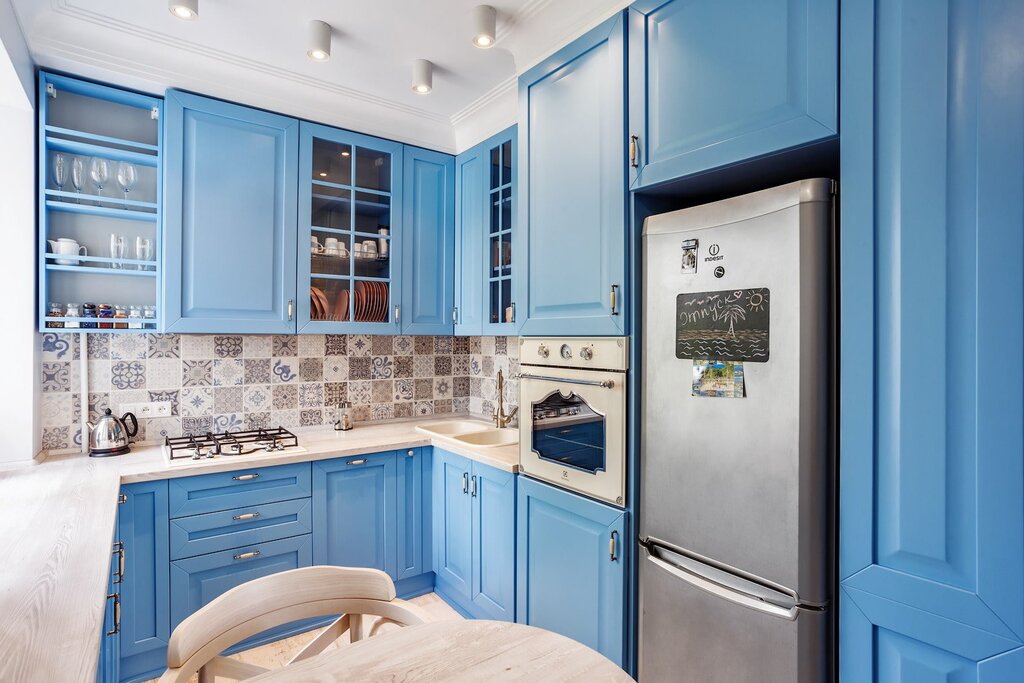 Kitchen with a blue backsplash