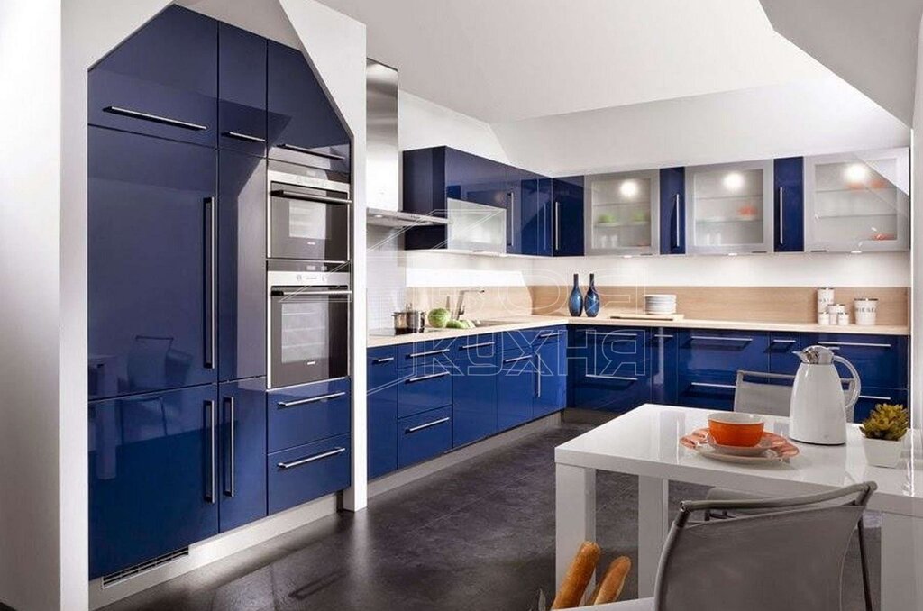 A kitchen with dark blue fronts