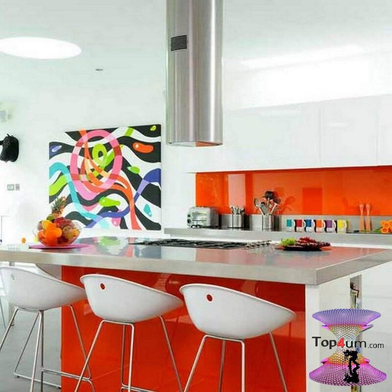 Kitchen with a bright backsplash