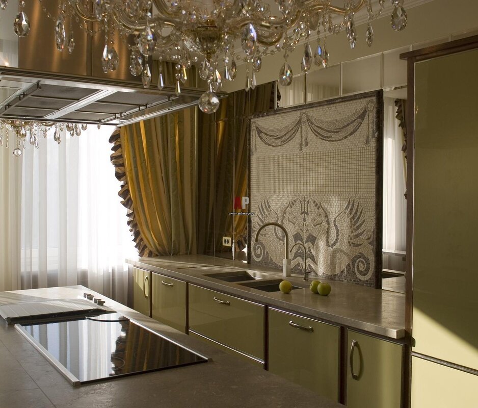 Kitchen with mirrored fronts