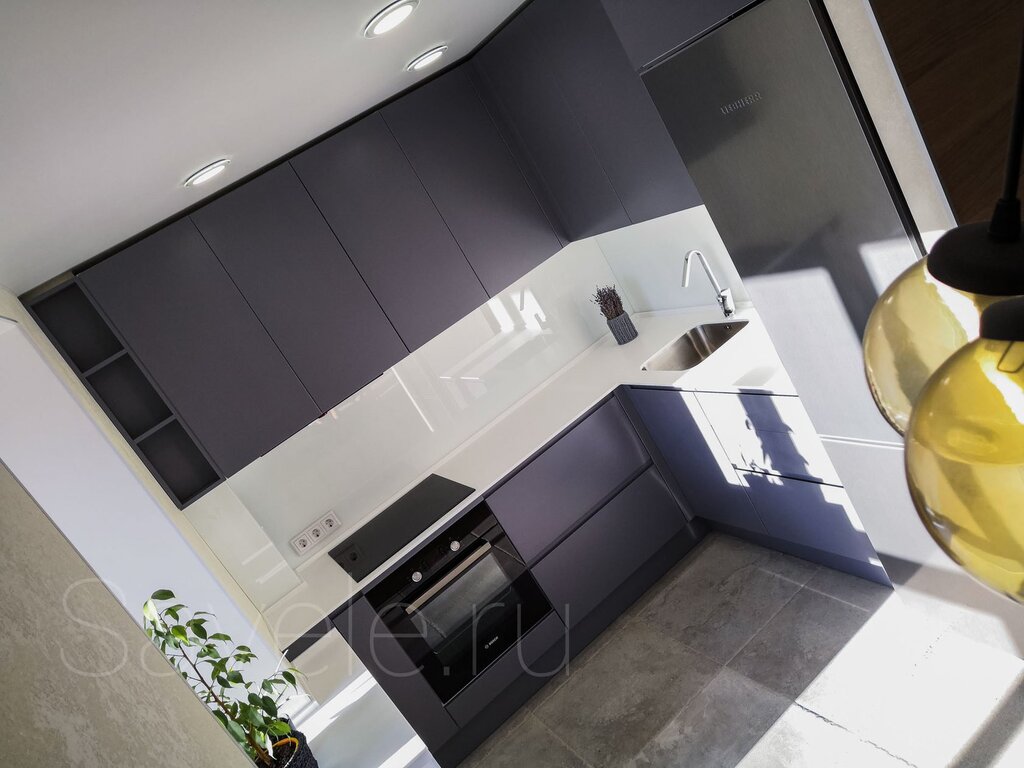 Anthracite-colored kitchen