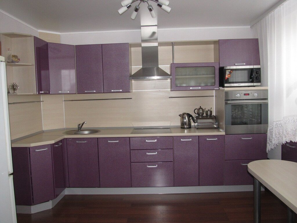 A kitchen in the color of dusty rose