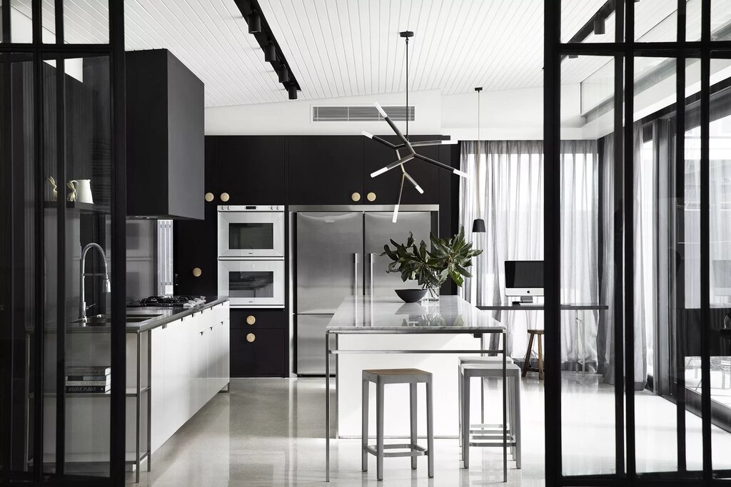 A kitchen in black and white tones