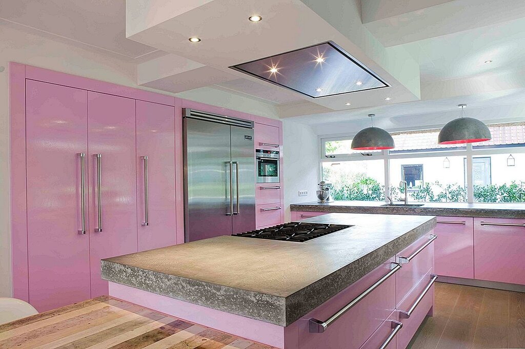 The kitchen in pink tones